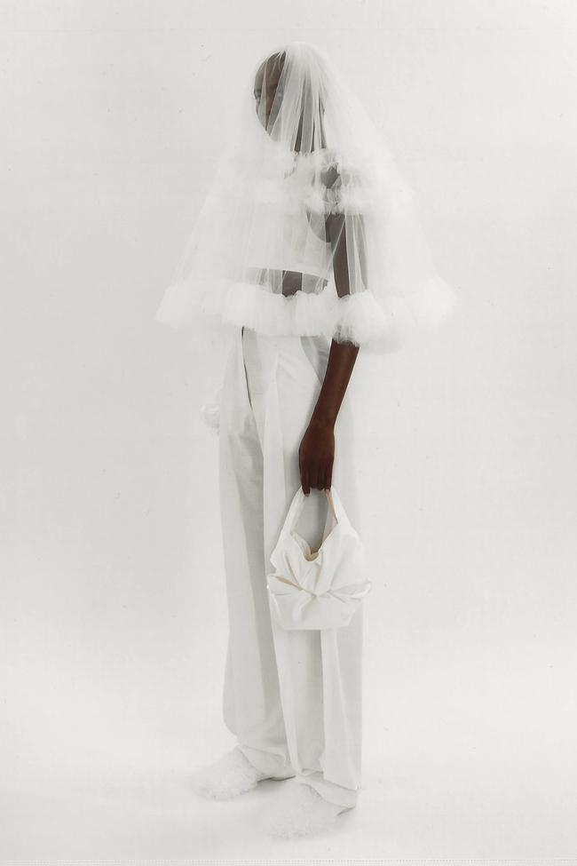 Vogue Australia: "17 It-girl approved labels for the fashion-fluent bride"